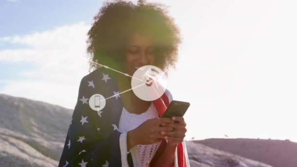Amerikan Bayrağına Sarılmış Afro Amerikan Kadınlarına Karşı Akıllı Telefon Kullanan — Stok video