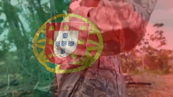 周囲に目を光らせている兵士に対してポルトガル国旗を振るデジタル構成 兵士の軍隊と愛国心の概念 — ストック動画