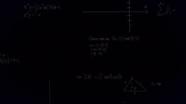 黒の背景に数学方程式のアニメーション グローバル教育科学デジタルインターフェース技術の概念デジタルで生成されたビデオ — ストック動画
