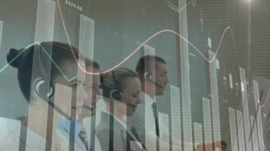 Telefon kulaklığı kullanan iş adamlarının istatistiklerinin animasyonu. küresel iletişim, iş dünyası, dijital arayüz, teknoloji ve ağ konsepti dijital olarak oluşturulmuş video.
