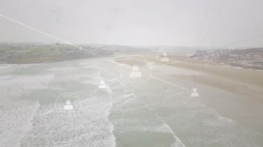 Deniz manzarası üzerindeki simgelerle bağlantı ağının animasyonu. küresel dijital arayüz, teknoloji ve ağ konsepti dijital olarak oluşturulmuş video.