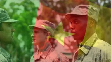 Eğitim kampında çavuşunu selamlayan askere karşı kamera bayrağı sallıyordu. asker ordusu ve vatanseverlik kavramı