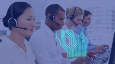 Telefon kulaklığı kullanan iş adamlarının üzerinde işlemci devre kartı animasyonu. küresel iş, veri işleme, dijital arayüz ve teknoloji konsepti dijital olarak oluşturulmuş video.