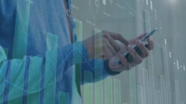 Akıllı telefon kullanan bir adamın istatistik ve finansal veri işleme animasyonu. küresel finansman, iş dünyası, dijital arayüz ve teknoloji konsepti dijital olarak oluşturulmuş video.