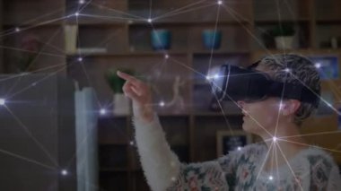 VR kulaklık takan kadın üzerindeki bağlantı ağının animasyonu. küresel bağlantılar, veri işleme, dijital arayüz ve teknoloji konsepti dijital olarak oluşturulmuş video.