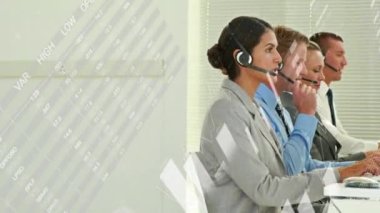 Telefon kulaklığı takan iş adamlarıyla ilgili istatistik ve veri işleme animasyonları. iş, bağlantı, teknoloji ve dijital arayüz konsepti dijital olarak oluşturulmuş video.