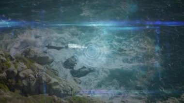 Kırsal dağ manzarası üzerinde ağ ve veri işleme ile dünyanın animasyonu. küresel iletişim ve veri ağı konsepti, dijital olarak oluşturulmuş video.