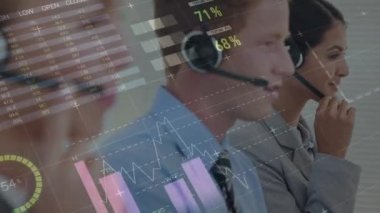Telefon kulaklığı kullanan iş adamlarının istatistiklerinin animasyonu. küresel iletişim, iş dünyası, dijital arayüz, teknoloji ve ağ konsepti dijital olarak oluşturulmuş video.