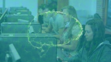 Bilgisayar kullanarak öğrencilerin üzerinde dönen beyin animasyonu. küresel eğitim, dijital arayüz, teknoloji ve ağ konsepti dijital olarak oluşturulmuş video.