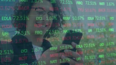 Akıllı telefon kullanan bir adamın finansal veri işleme animasyonu. küresel finansman, iş dünyası, dijital arayüz ve teknoloji konsepti dijital olarak oluşturulmuş video.