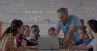 Matematiksel denklemlerin okul çocukları üzerinde dizüstü bilgisayar kullanılarak canlandırılması. küresel eğitim, teknoloji ve bağlantılar konsepti dijital olarak oluşturulmuş video.