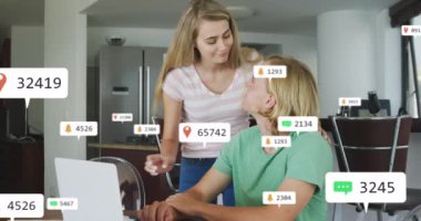 Sosyal medya simgelerinin evde kucaklaşan mutlu çiftin üzerinde canlandırılması. küresel sosyal medya, dijital arayüz ve teknoloji konsepti dijital olarak oluşturulmuş video.