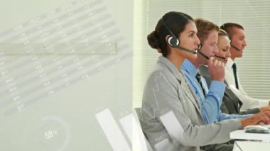 Telefon kulaklığı takan iş adamlarıyla ilgili istatistik ve veri işleme animasyonları. iş, bağlantı, teknoloji ve dijital arayüz konsepti dijital olarak oluşturulmuş video.