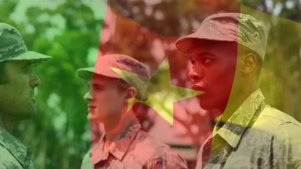 Sventolando Bandiera Del Camerun Contro Soldato Saluta Suo Sergente Dell — Video Stock