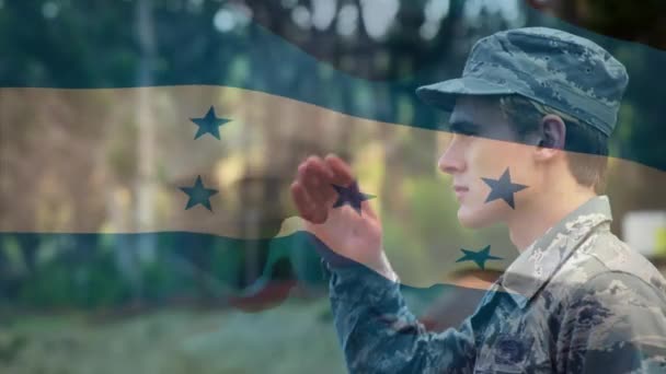 訓練キャンプで兵士の敬礼に対してホンジュラスの旗を振ってのデジタル組成物 兵士の軍隊と愛国心の概念 — ストック動画