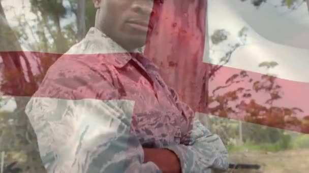 Цифрова Композиція Махаючого Прапора Англії Проти Портрета Солдата Який Посміхається — стокове відео
