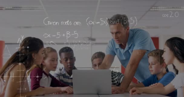 Animacja Równań Matematycznych Nad Uczniami Korzystającymi Laptopa Koncepcja Edukacji Globalnej — Wideo stockowe