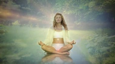 Arka planda ağaçlara karşı yoga yapan kadının parlayan ışığının canlandırması. Fitness, sağlıklı yaşam tarzı, refah ve doğa konsepti dijital olarak oluşturulmuş video.