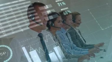 Telefon kulaklığı kullanan iş adamlarının istatistiklerinin animasyonu. küresel iletişim, iş dünyası, dijital arayüz, teknoloji ve ağ konsepti dijital olarak oluşturulmuş video.