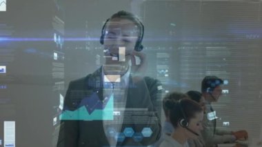 Telefon kulaklığı kullanan iş adamlarının istatistiklerinin animasyonu. küresel iletişim, iş dünyası, dijital arayüz, teknoloji ve ağ konsepti dijital olarak oluşturulmuş video.