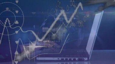 Mavi üzerinde ağ ve veri işleme ile dünya üzerinde dizüstü bilgisayarın animasyonu. küresel iş iletişimi ve veri konsepti, dijital olarak oluşturulmuş video.