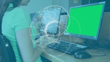 Bilgisayar kullanarak kız öğrencileri tarayan dürbün animasyonu. küresel eğitim, bilim, dijital arayüz, teknoloji ve ağ konsepti dijital olarak oluşturulmuş video.