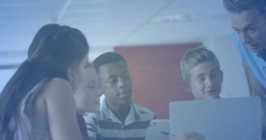 Matematiksel denklemlerin okul çocukları üzerinde dizüstü bilgisayar kullanılarak canlandırılması. küresel eğitim, teknoloji ve bağlantılar konsepti dijital olarak oluşturulmuş video.