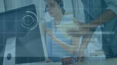 Ofisteki iş adamları üzerinde veri işleme animasyonu. küresel finansman, işletme, veri işleme, dijital arayüz ve teknoloji konsepti dijital olarak oluşturulmuş video.