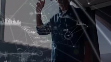 VR kulaklık takan adam üzerindeki bağlantı ağının animasyonu. küresel bağlantılar, veri işleme, dijital arayüz ve teknoloji konsepti dijital olarak oluşturulmuş video.