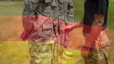 Eğitim kampındaki bir askere öfkeyle bağıran bir çavuşa Alman bayrağı sallamak. asker ordusu ve vatanseverlik kavramı