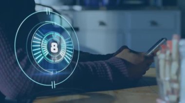 Geri sayımın animasyonu ve akıllı telefon kullanan adamı tarama. küresel veri işleme, bağlantılar, teknoloji ve dijital arayüz kavramı dijital olarak oluşturulmuş video.