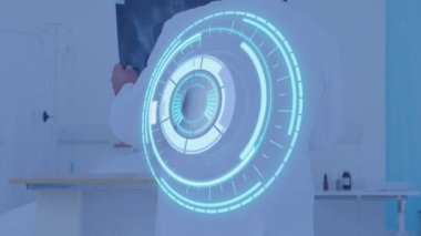 Röntgen fotoğrafını tutan erkek doktoru tarayan bir animasyon. küresel tıp, sağlık ve teknoloji konsepti dijital olarak üretilen video.