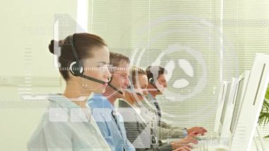Telefon kulaklığı takan iş adamlarının dijital arayüz ve veri işleme animasyonları. iş, bağlantı, teknoloji ve dijital arayüz konsepti dijital olarak oluşturulmuş video.