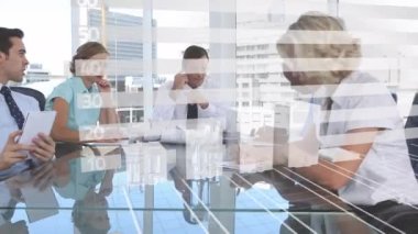 İş toplantısıyla ilgili istatistik ve veri işleme animasyonları. küresel iş, veri işleme, bağlantılar, teknoloji ve dijital arayüz kavramı dijital olarak oluşturulmuş video.