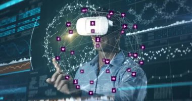 VR kulaklık takan ve veri işleme yapan bir adam üzerindeki simgelerle bağlantı ağının animasyonu. küresel veri işleme, dijital arayüz, teknoloji ve ağ konsepti dijital olarak oluşturulmuş video.
