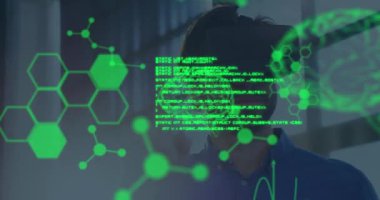 İnsan beyninin vr kulaklık takan iş adamının etrafında dönmesi ve veri işlemesi animasyonu. ticari, bilim, bağlantı, teknoloji ve dijital arayüz kavramı dijital olarak oluşturulmuş video.