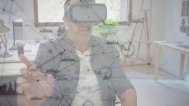 VR kulaklık takan adam üzerindeki bağlantı ağının animasyonu. küresel bağlantılar, veri işleme, dijital arayüz ve teknoloji konsepti dijital olarak oluşturulmuş video.