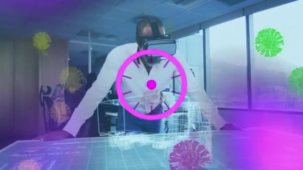 紫色のスキャナのアニメーションとオフィスで働いているVrヘッドセットの男の上にCovidウイルス細胞 コロナウイルスのビジネスと技術は19のパンデミックを克服しデジタルで生成された — ストック動画
