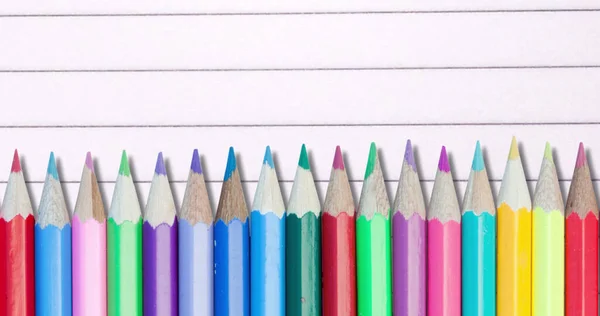 白い線の背景の下の行に複数の色鉛筆の画像 学校教育のコンセプトに戻るデジタル生成された画像 — ストック写真