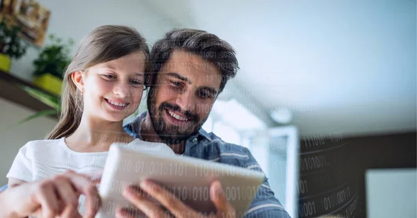 Evde Dijital Tablet Kullanan Beyaz Bir Baba Kıza Karşı Ikili — Stok fotoğraf