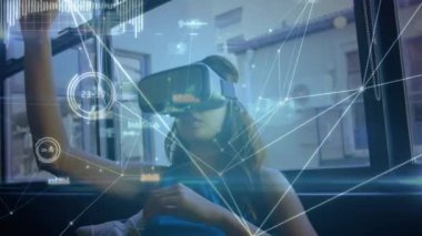 VR kulaklık takan kadın üzerindeki bağlantı ağının animasyonu. küresel bağlantılar, veri işleme, dijital arayüz ve teknoloji konsepti dijital olarak oluşturulmuş video.