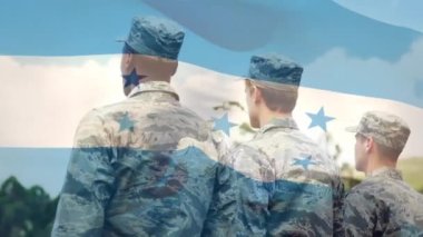 Eğitim kampında selamlaşan askerlerin dikiz aynasından Honduras bayrağı sallamanın dijital bileşimi. asker ordusu ve vatanseverlik kavramı