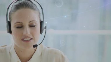 Telefon kulaklığı kullanarak iş kadını üzerinden bağlantı ağının animasyonu. küresel iletişim, iş dünyası, dijital arayüz, teknoloji ve ağ konsepti dijital olarak oluşturulmuş video.