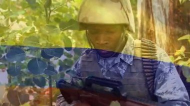 Eğitim kampında silahlı askerlere karşı Kolombiya bayrağı sallamanın dijital bileşimi. asker ordusu ve vatanseverlik kavramı