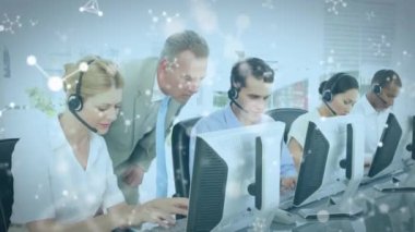 Dünya 'nın animasyonu ve telefon kulaklığı takan iş adamlarının bağlantıları. iş, bağlantı, teknoloji ve dijital arayüz konsepti dijital olarak oluşturulmuş video.