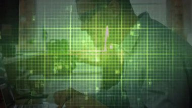 Kalp atış hızı monitörünün animasyonu ve veri işleme sistemi yeşil ızgarada, masadaki adamın üzerinde bilgisayar kullanarak. Sağlık, teknoloji ve tıbbi araştırma dijital olarak oluşturuldu.