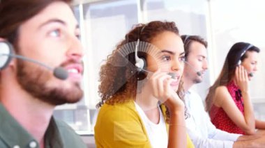 Telefon kulaklığı takan iş adamlarının dijital arayüzünün animasyonu. iş, bağlantı, teknoloji ve dijital arayüz konsepti dijital olarak oluşturulmuş video.