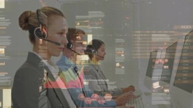 Telefon kulaklığı kullanan iş adamlarının istatistiklerinin animasyonu. küresel iletişim, iş dünyası, dijital arayüz, teknoloji ve ağ konsepti dijital olarak oluşturulmuş video.