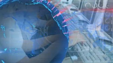 Bilgisayar kullanan iş adamları üzerinde dijital arayüz ve veri işleme animasyonu. iş, bağlantı, teknoloji ve dijital arayüz konsepti dijital olarak oluşturulmuş video.