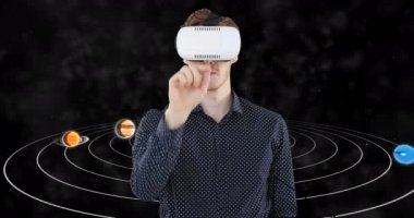 Denklemler ve güneş sistemi üzerine vr kulaklık takan iş adamının animasyonu. küresel astronomi, bilim, iş dünyası, dijital arayüz ve teknoloji konsepti dijital olarak oluşturulmuş video.